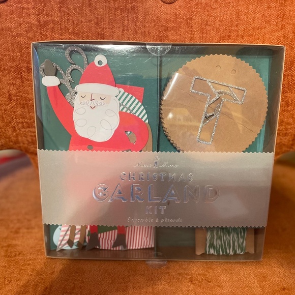 Meri Meri Christmas Garland Kit - Picture 1 of 2